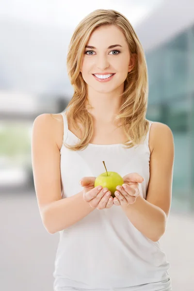 Frau hält einen Apfel in der Hand — Stockfoto