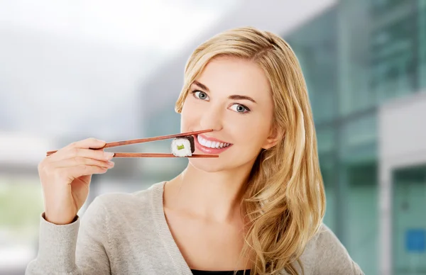 Mulher comendo sushi — Fotografia de Stock