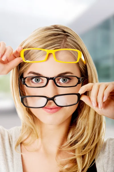 Jovem mulher vestindo óculos — Fotografia de Stock