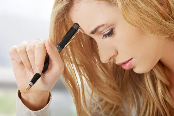 Thoughtful woman with a pan in hand — Stock Photo, Image