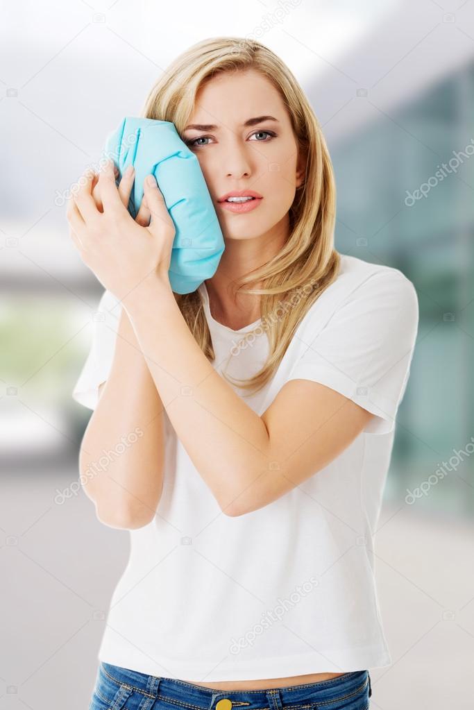 Woman heaving tooth ache