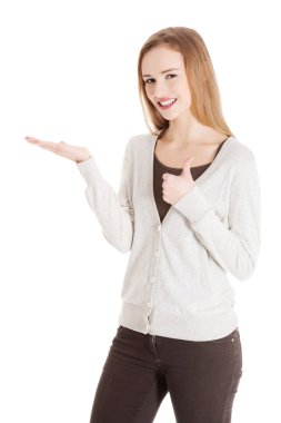 Görünmez bir şey sunmak kadın