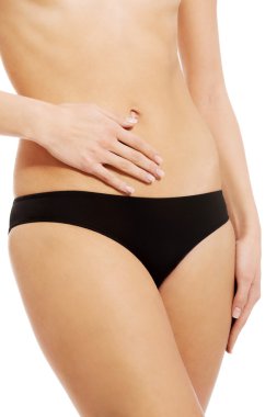 İnce karnına dokunan kadın.