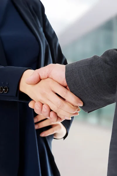 Casal de negócios apertando as mãos — Fotografia de Stock