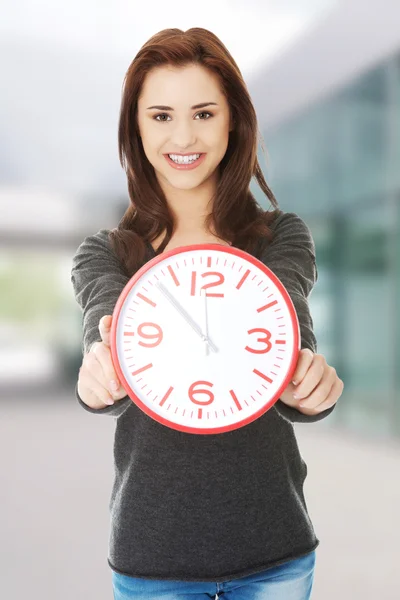 Mulher segurando relógio escritório — Fotografia de Stock