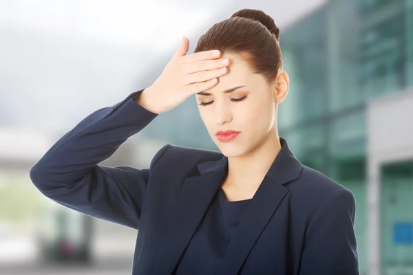 Kobieta cierpi ból głowy — Zdjęcie stockowe