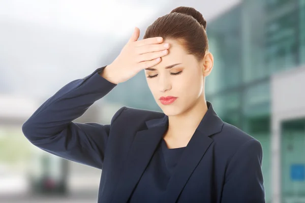 Donna che soffre di mal di testa — Foto Stock