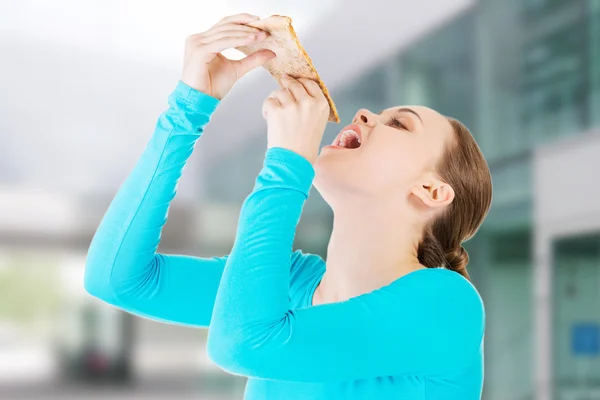 Mujer comiendo pizza — Foto de Stock