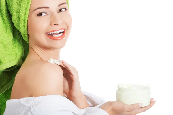 Mujer aplicando crema en el hombro —  Fotos de Stock