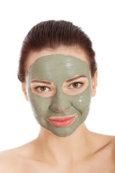 Kvinna i grön ansiktsmask — Stockfoto