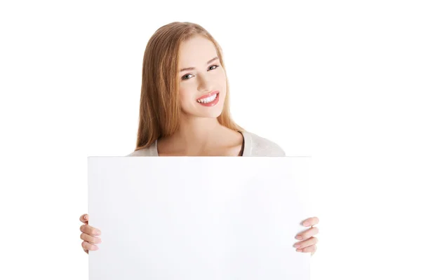 Kobieta trzyma pusty transparent — Zdjęcie stockowe