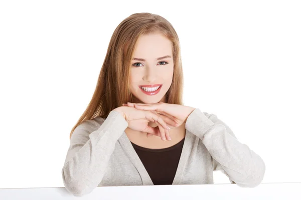 Blond woman with hands on chin — Stock Photo, Image