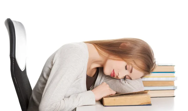 Втомлена жінка спить на книгах — стокове фото