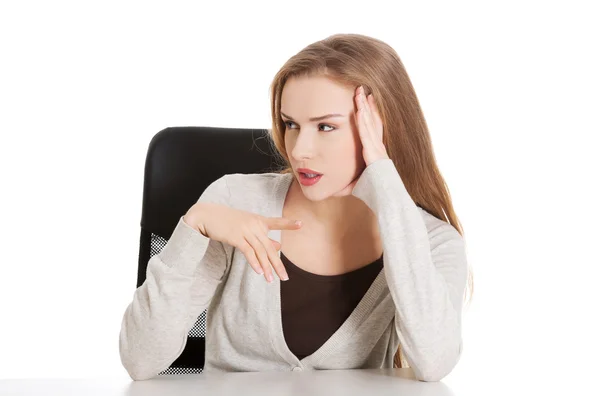 Mujer sentada en el escritorio —  Fotos de Stock