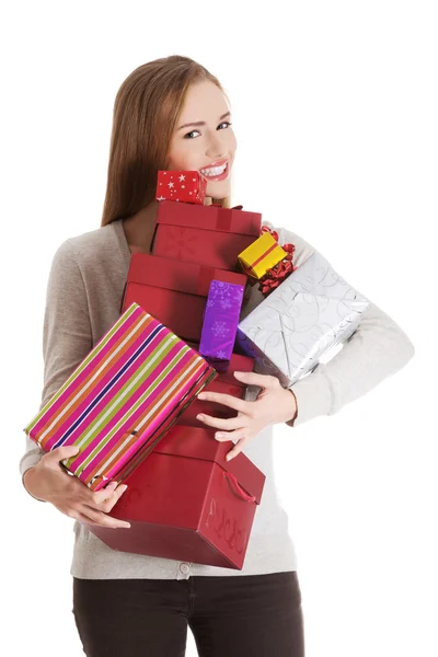 Mulher segurando cheio de presentes — Fotografia de Stock