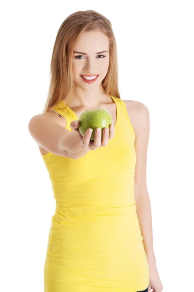 Frau hält einen Apfel in der Hand — Stockfoto