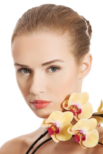 Vrouw met een orchideebloem — Stockfoto