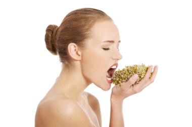 Kadın yemek ayçiçeği lahanası