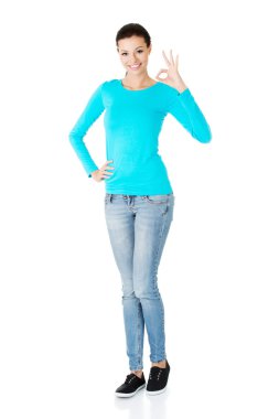 Tamam işareti gösteren kadın