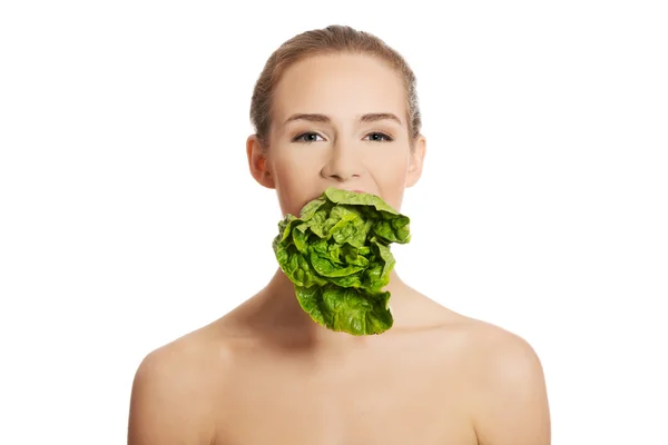 Mujer comiendo lechuga —  Fotos de Stock