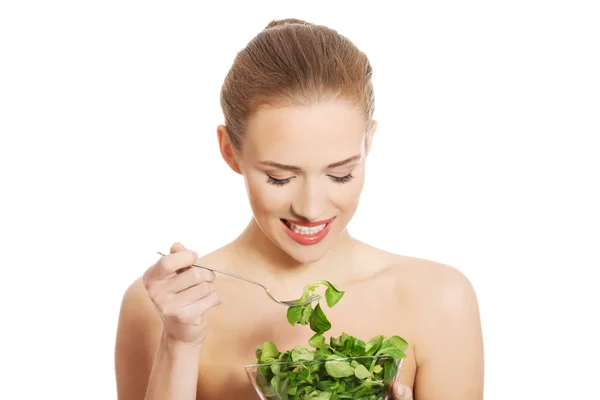 Woman eating lettuce from bowl — Stock Photo, Image