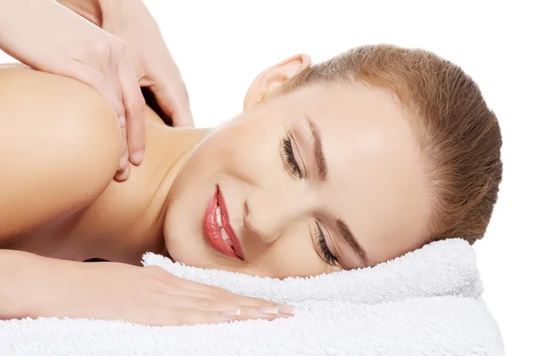 Mujer recibiendo masaje en spa — Foto de Stock