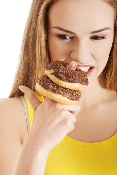 Hungrig kvinna med en donut — Stockfoto