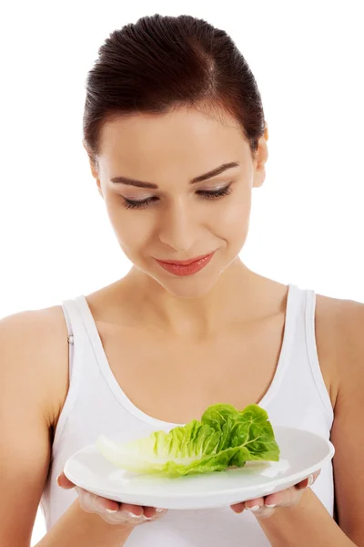 Mujer sosteniendo plato con lechuga —  Fotos de Stock