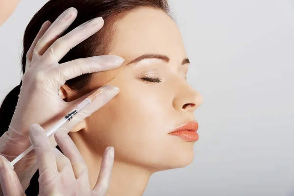 Vrouw met cosmetische botox injectie — Stockfoto