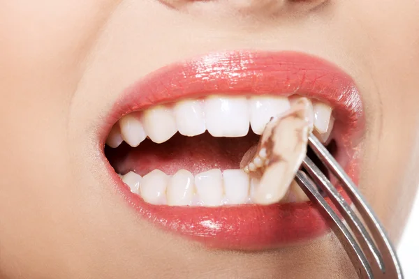 Mujer comiendo mejillones — Foto de Stock