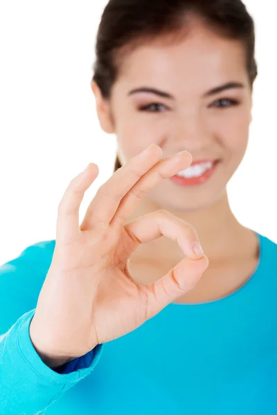 Frau zeigt gutes Zeichen — Stockfoto