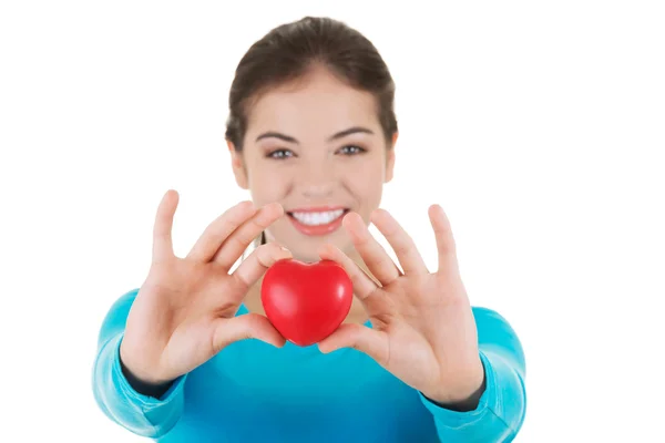 Mulher segurando modelo de coração — Fotografia de Stock