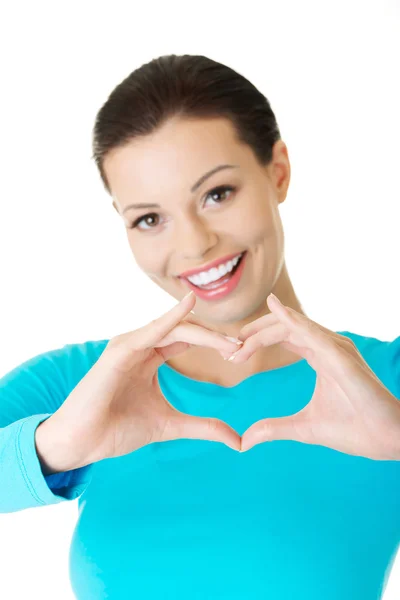 Портрет счастливой женщины, делающей знак сердца — стоковое фото