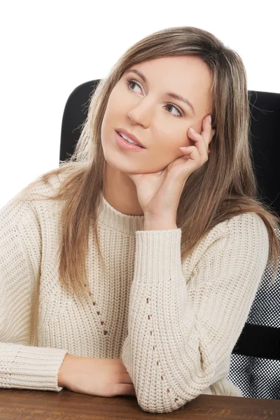 Nadenkend vrouw zitten aan de balie — Stockfoto