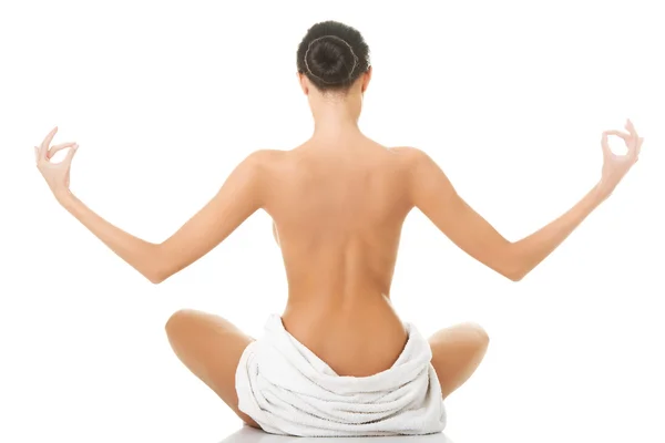 Arkadan görünüş yoga pratik havlu içinde bir kadın — Stok fotoğraf