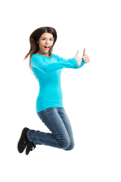 Vista lateral mulher feliz pulando com os polegares para cima — Fotografia de Stock