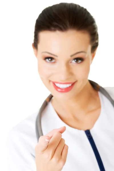 Счастливая женщина-врач указывает на тебя — стоковое фото