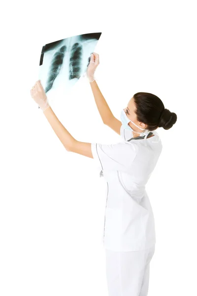 Kobieta lekarz analizujący zdjęcie rentgenowskie — Zdjęcie stockowe