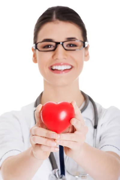 Medico femminile con stetoscopio con modello cardiaco — Foto Stock