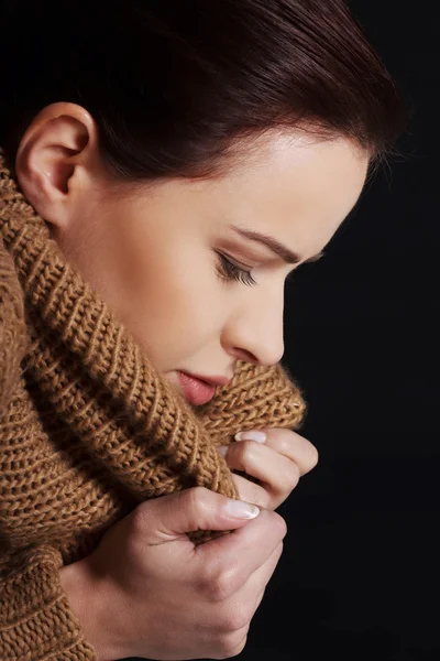 Портрет женщины, завернутой в теплый шарф — стоковое фото