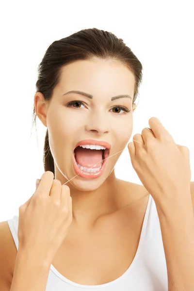 Retrato de mujer limpiando dientes con hilo dental —  Fotos de Stock