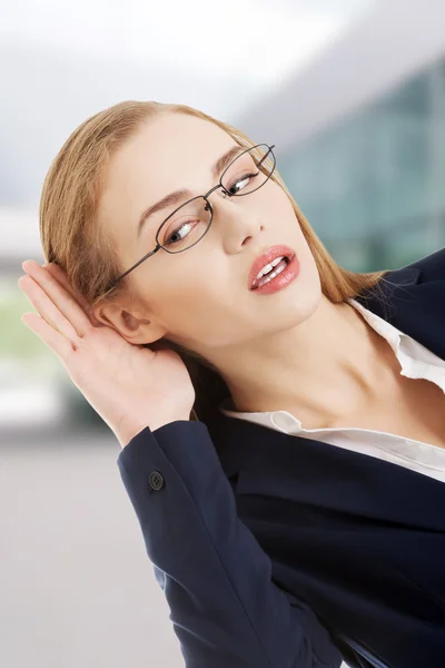 Hermosa mujer de negocios caucásica está escuchando . —  Fotos de Stock