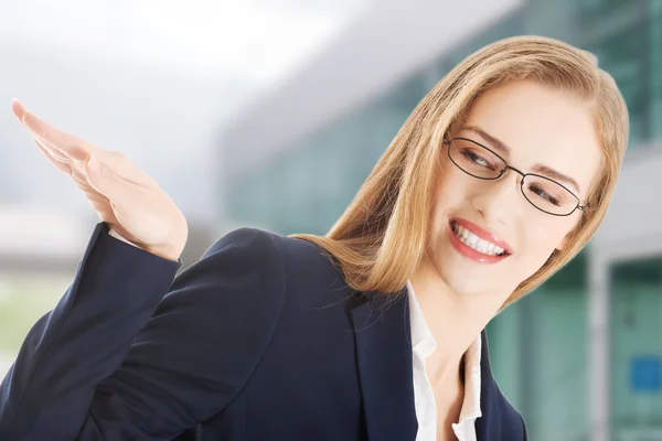 Beautiful caucasian woman is showing — Stock Photo, Image