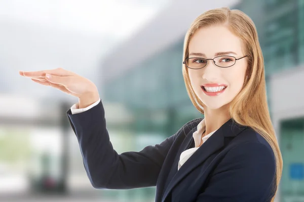 Belle femme d'affaires est la publicité . — Photo