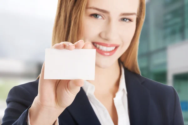 Bella donna caucasica in possesso di piccola carta personale . — Foto Stock