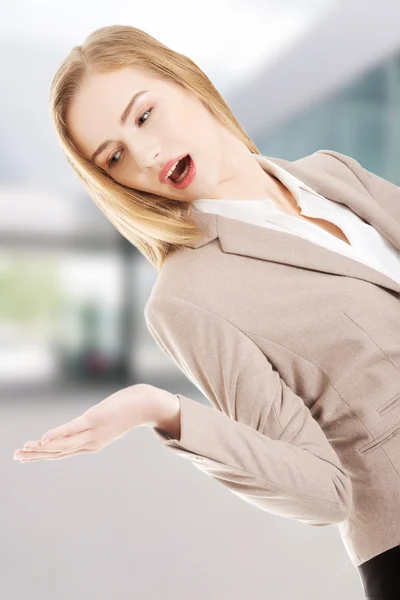 Glückliche Geschäftsfrau zeigt Kopierplatz auf ihrer Handfläche. — Stockfoto