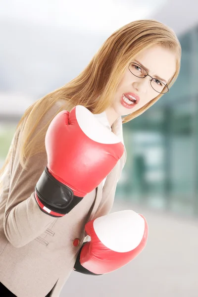 Schöne Geschäftsfrau mit Boxhandschuhen. — Stockfoto