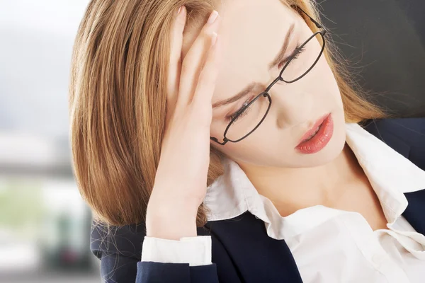 Triste, preocupada mujer de negocios caucásica sentada . — Foto de Stock