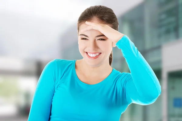 Mulher bonita segurando a mão perto da testa . — Fotografia de Stock