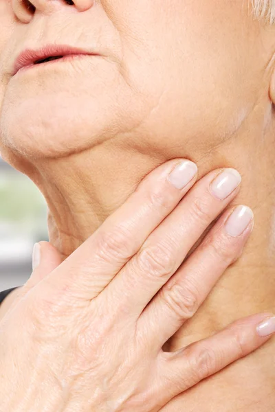 Close-up op oudere dames hand met nek. — Stockfoto